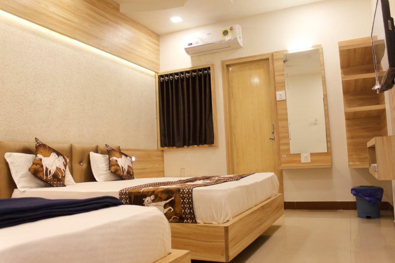 Hotel Shri Radhe Somnath Ngoại thất bức ảnh