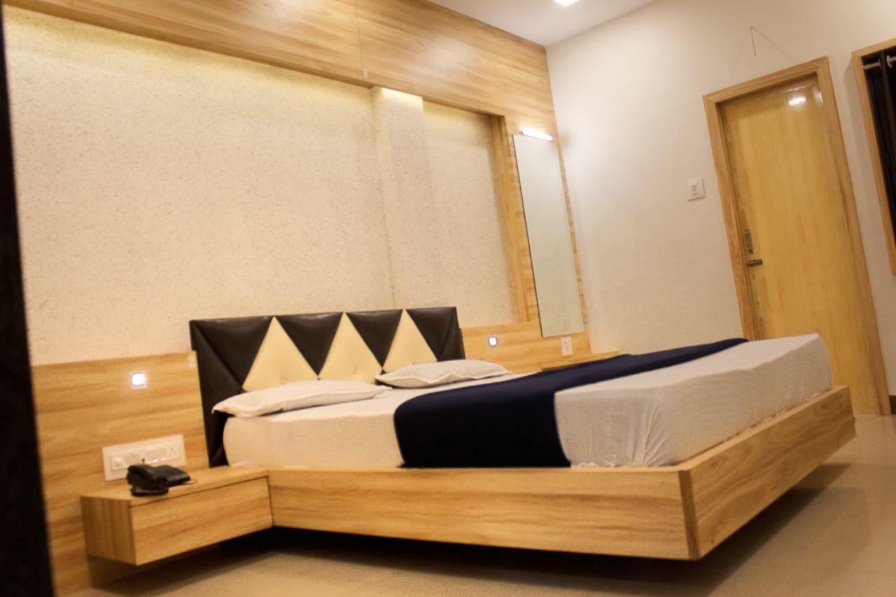 Hotel Shri Radhe Somnath Ngoại thất bức ảnh