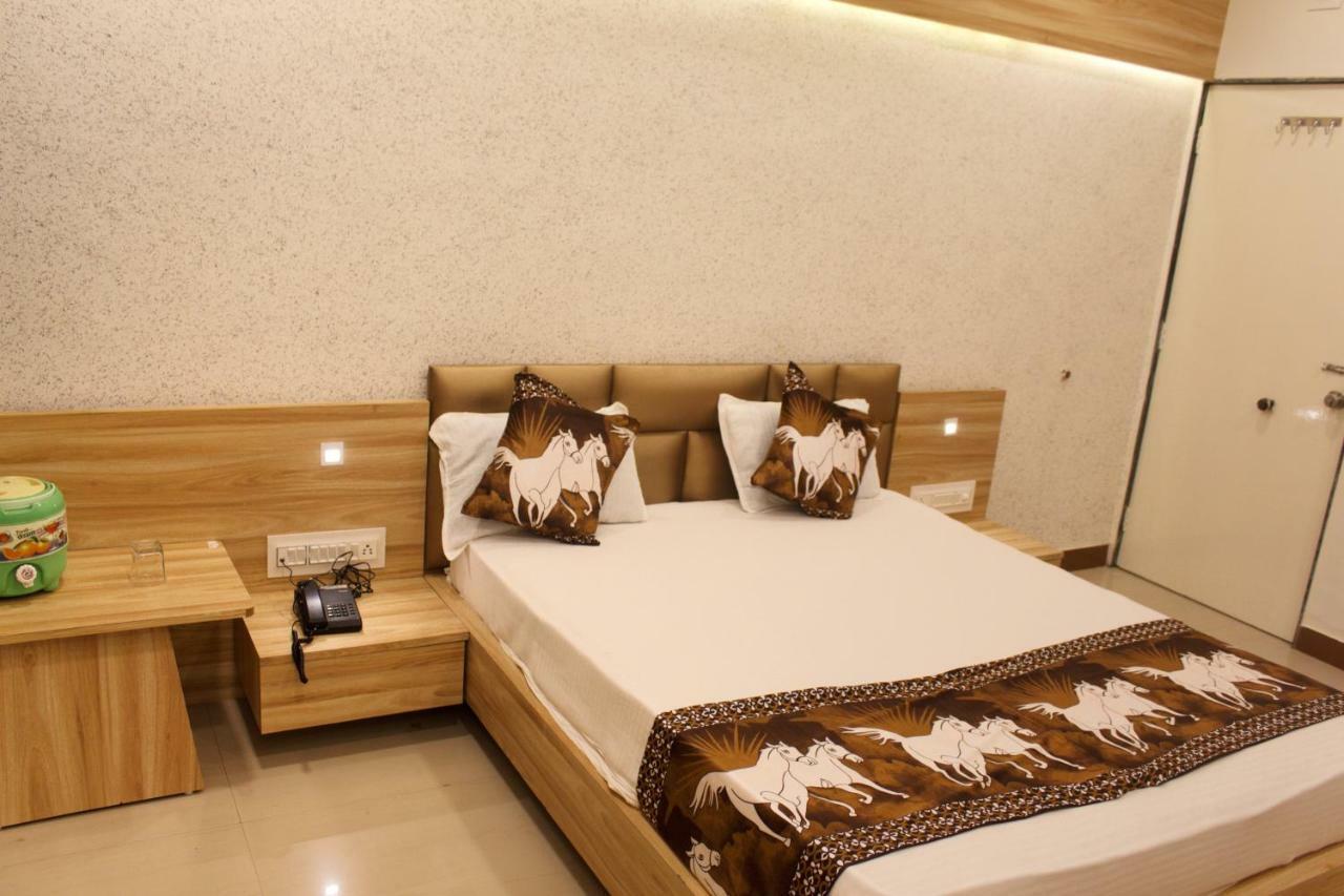Hotel Shri Radhe Somnath Ngoại thất bức ảnh